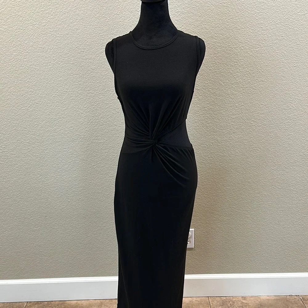 Elegant Black Sleeveless Dress with stomach cut out - Picture 2 of 6